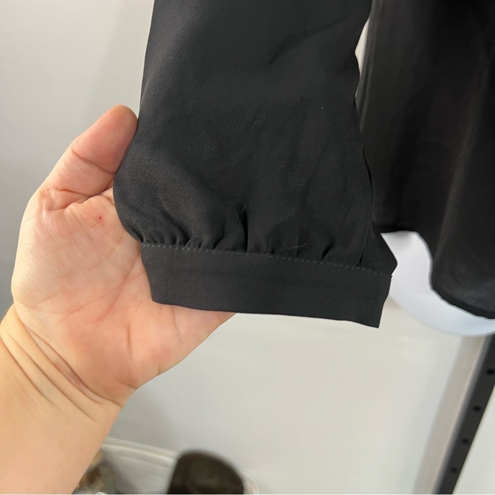 Banana republic blouse, basic essentials, long sleeved, pleated, full button, M - Picture 3 of 9